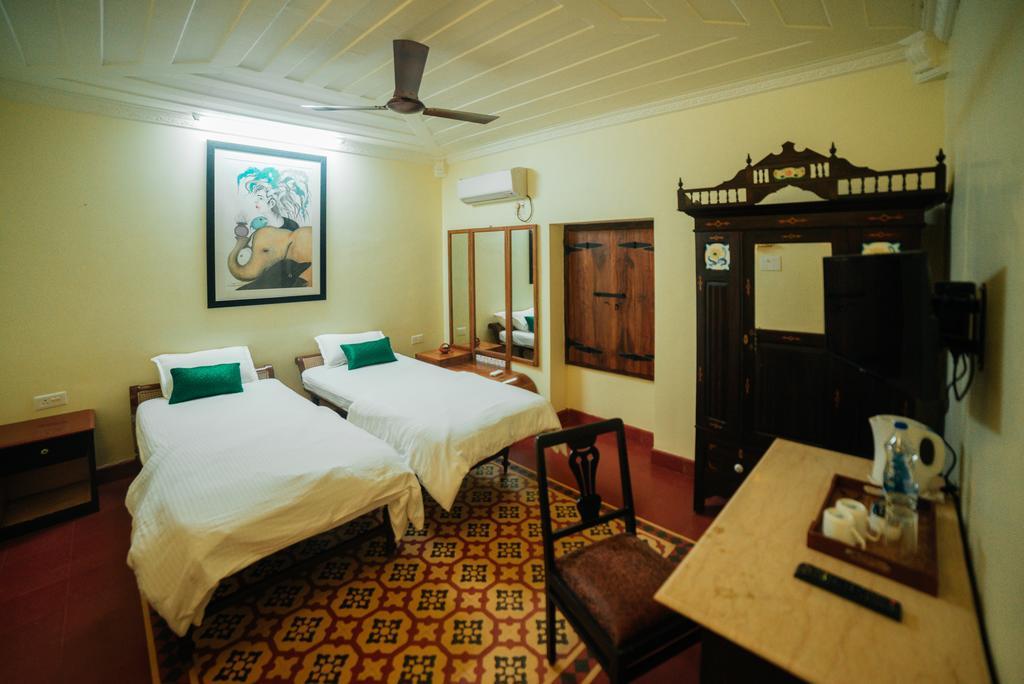 Casa Menezes - A Heritage Goan Homestay Bambolim Exterior photo